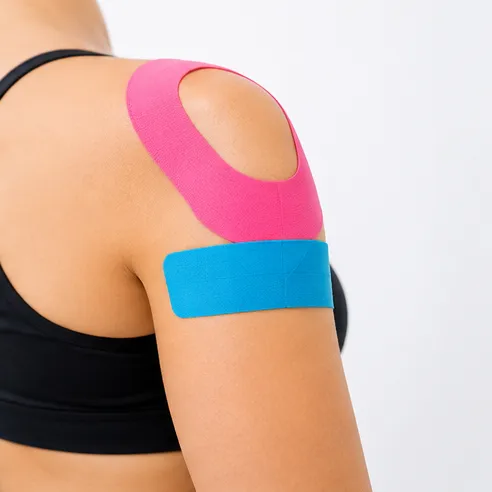 Kinesiotape ramenní kloub – barevné tejpování